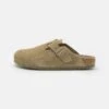 Birkenstock Boston Unisex - Pantoffels - Faded Khaki 2 Birkenstock Boston Unisex - Pantoffels - Faded Khaki -Birkenstock Winkel 544fe2ac1aba40f6a28e274388dc62b3